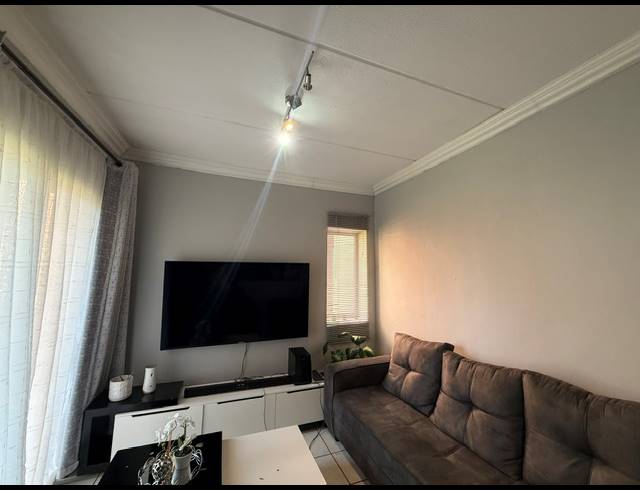 2 BEDROOM APARTMENT FOR SALE IN KEMPTON PARK CENTRAL
